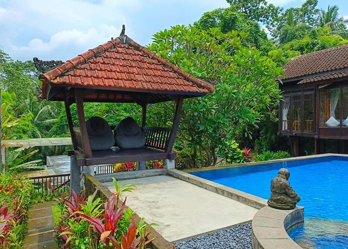 ヴィラ Malathi Authentic Joglo House - Garden Pool View